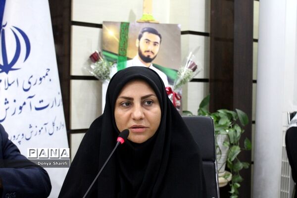 نشست دانش‌آموزان تراز انقلاب اسلامی با مادر شهید والا مقام آرمان علی‌وردی در بوشهر
