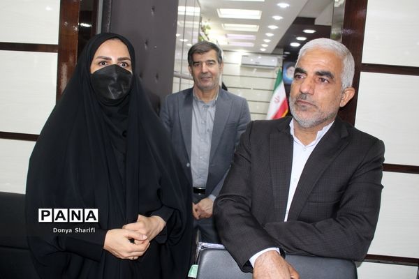 نشست دانش‌آموزان تراز انقلاب اسلامی با مادر شهید والا مقام آرمان علی‌وردی در بوشهر