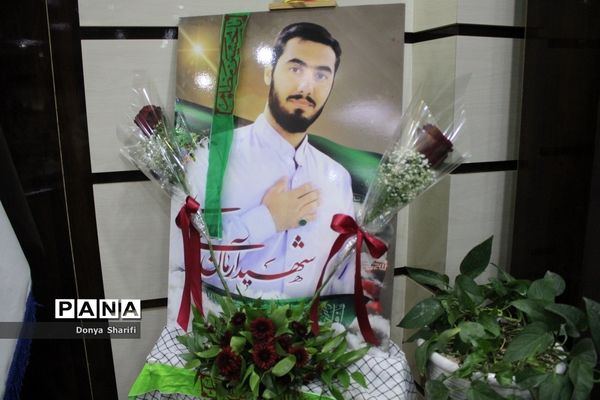 نشست دانش‌آموزان تراز انقلاب اسلامی با مادر شهید والا مقام آرمان علی‌وردی در بوشهر