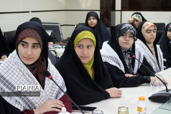 نشست دانش‌آموزان تراز انقلاب اسلامی با مادر شهید والا مقام آرمان علی‌وردی در بوشهر