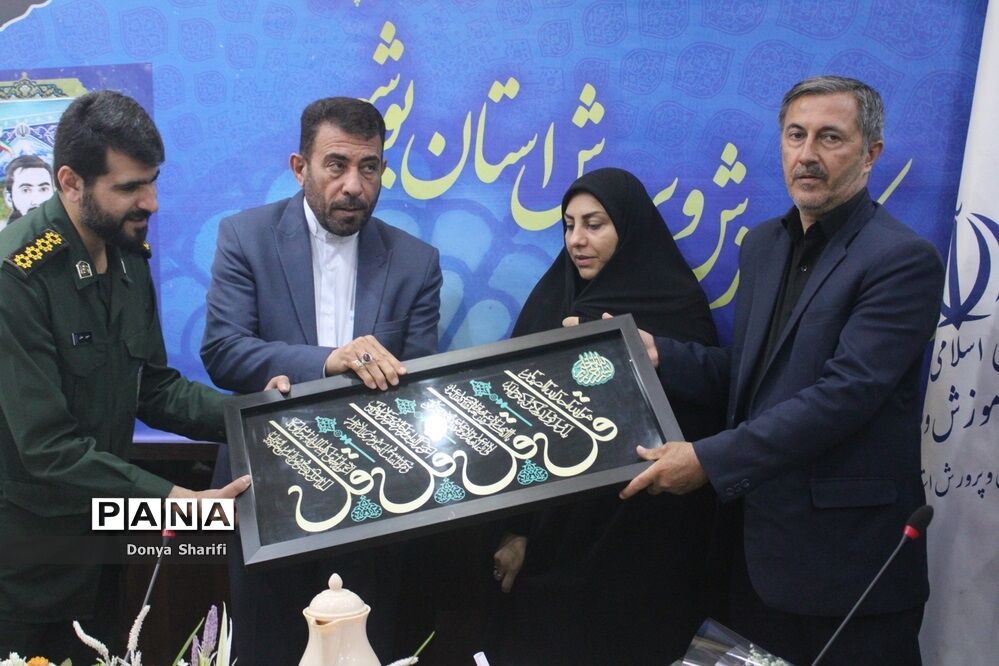 نشست دانش‌آموزان تراز انقلاب اسلامی با مادر شهید والا مقام آرمان علی‌وردی در بوشهر