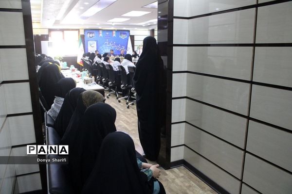 نشست دانش‌آموزان تراز انقلاب اسلامی با مادر شهید والا مقام آرمان علی‌وردی در بوشهر