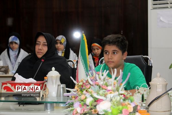 نشست دانش‌آموزان تراز انقلاب اسلامی با مادر شهید والا مقام آرمان علی‌وردی در بوشهر