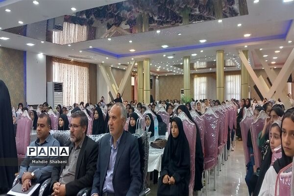 مراسم تجلیل از برگزیدگان دانش‌آموزان مقطع ابتدایی دختر کاشمر