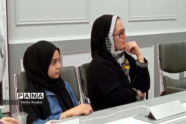 نشست نقد و بررسی کتاب «صبورانه» در قم