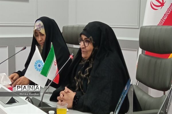 نشست نقد و بررسی کتاب «صبورانه» در قم
