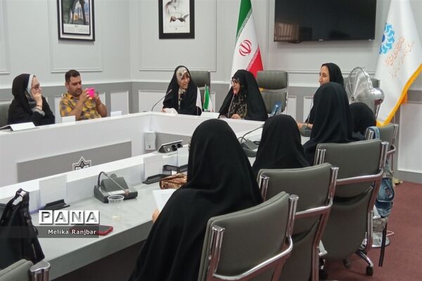 نشست نقد و بررسی کتاب «صبورانه» در قم
