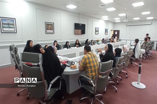نشست نقد و بررسی کتاب «صبورانه» در قم