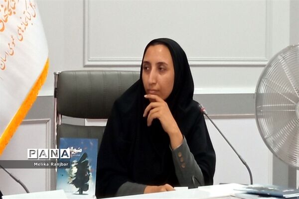 نشست نقد و بررسی کتاب «صبورانه» در قم