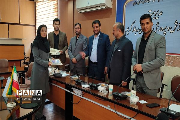 تقدیر از قهرمانان و عوامل اجرایی مسابقات آمادگی جسمانی بانوان ادارات شهرستان رباط کریم