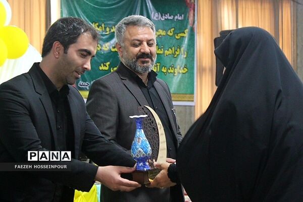 آیین تجلیل از دانش‌آموزان و فرهنگیان برگزیده مسابقات قرآنی و فرهنگی هنری بهارستان‌۲