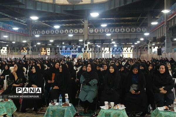 آیین تجلیل از دانش‌آموزان و فرهنگیان برگزیده مسابقات قرآنی و فرهنگی هنری بهارستان‌۲
