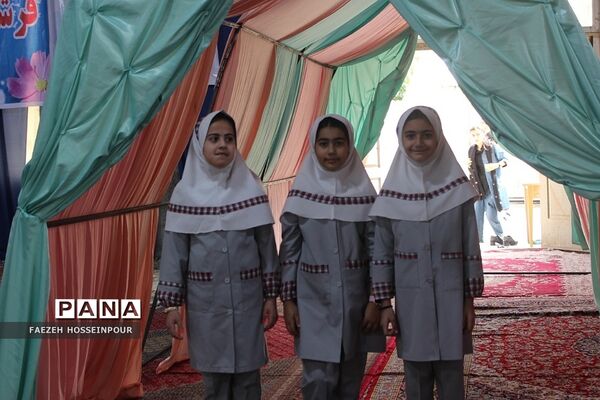 آیین تجلیل از دانش‌آموزان و فرهنگیان برگزیده مسابقات قرآنی و فرهنگی هنری بهارستان‌۲