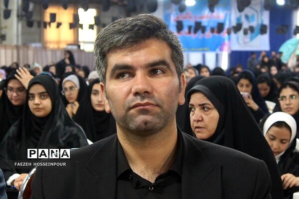 آیین تجلیل از دانش‌آموزان و فرهنگیان برگزیده مسابقات قرآنی و فرهنگی هنری بهارستان‌۲