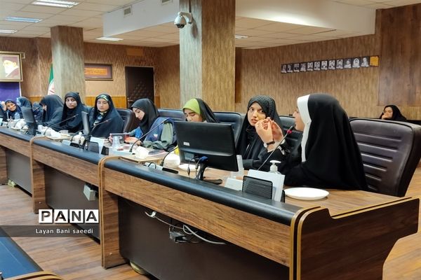 ‌دیدار جمعی از دانش‌آموزان نواحی چهارگانه شیراز با مدیرکل آموزش و پرورش استان فارس