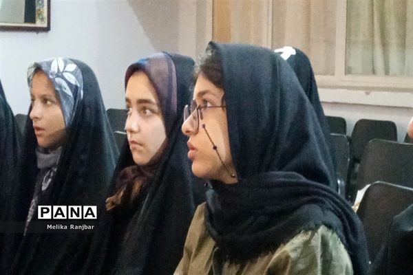 رونمایی از کتاب «از ثری تا ثریا» در قم