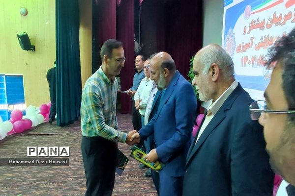 تجلیل از مربیان  و فعالان سازمان دانش آموزی منطقه شبانکاره