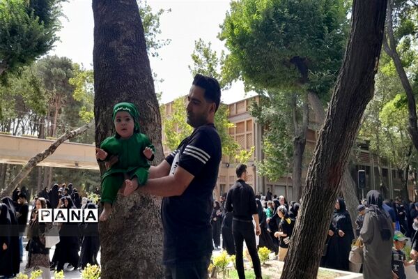 مراسم شیرخوارگان حسینی  در گذر فرهنگی چهارباغ اصفهان