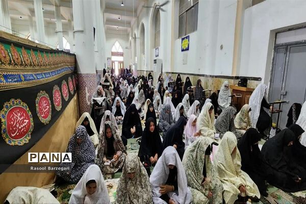 قرائت بیانیه عفاف و حجاب در نماز جمعه بافق توسط رئیس مجلس دانش‌آموزی دختران بافق