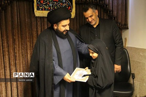 تقدیر از بانوان محجبه ورزشکار رودهن توسط امام جمعه