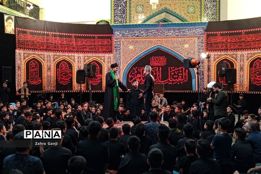 مراسم سوگواری دانش‌آموزان دختر و پسر متوسطه اول و دوم در مسجد خاتم الانبیاء