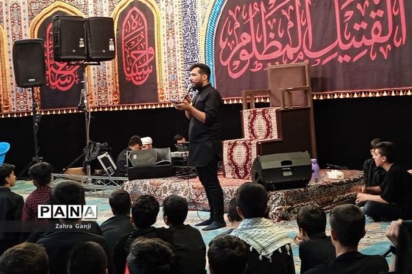 مراسم سوگواری دانش‌آموزان دختر و پسر متوسطه اول و دوم در مسجد خاتم الانبیاء