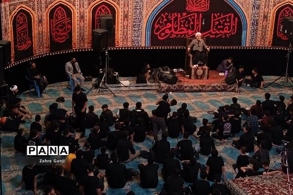 مراسم سوگواری دانش‌آموزان دختر و پسر متوسطه اول و دوم در مسجد خاتم الانبیاء