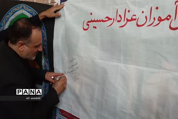 امضای طومار علیه هتک حرمت قرآن مجید توسط دانش‌آموزان پسر شهرستان کلات