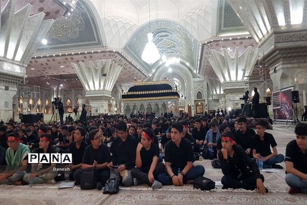 سوگواره «احلی من العسل»  با حضور دانش‌آموزان ‌در حرم مطهر امام خمینی‌(ره )