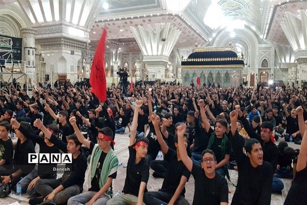 سوگواره «احلی من العسل»  با حضور دانش‌آموزان ‌در حرم مطهر امام خمینی‌(ره )