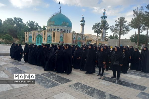 تدفین مادر شهید عباس‌پور اسفندیار در امامزاده عماد شهرستان رباط کریم