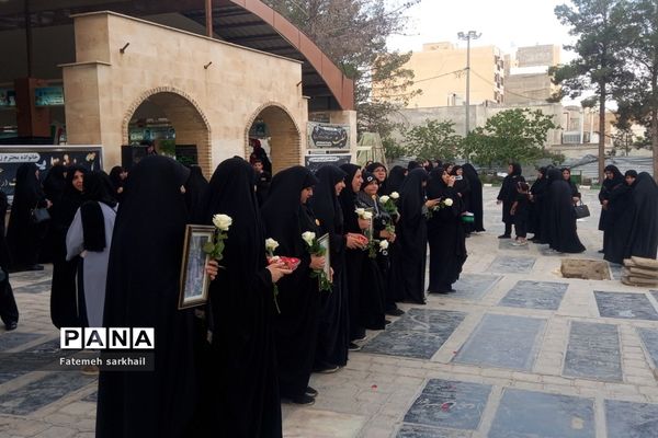 تدفین مادر شهید عباس‌پور اسفندیار در امامزاده عماد شهرستان رباط کریم