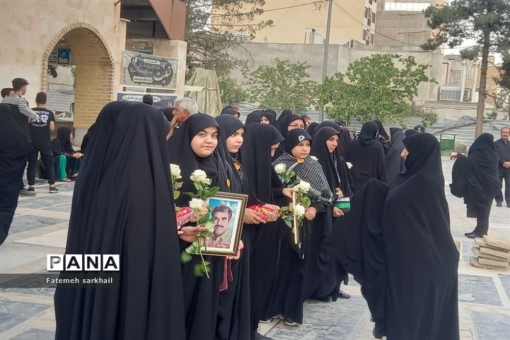 تدفین مادر شهید عباس‌پور اسفندیار در امامزاده عماد شهرستان رباط کریم