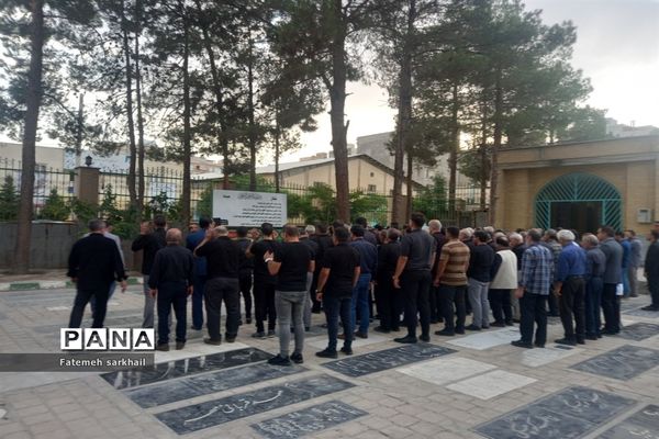 تدفین مادر شهید عباس‌پور اسفندیار در امامزاده عماد شهرستان رباط کریم