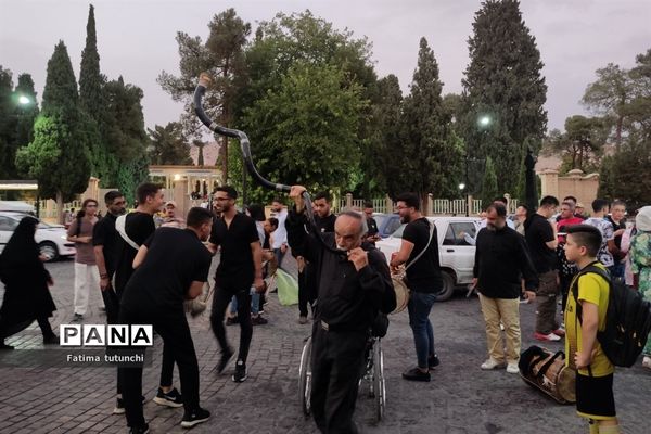 آیین‌ سنج و دمام‌زنی در شب هفتم محرم در جوار آرامگاه حافظ در شیراز