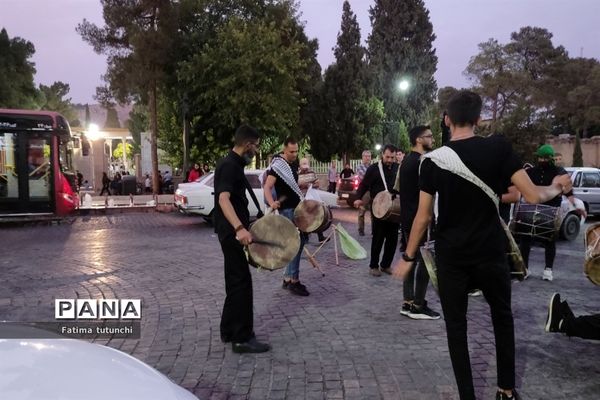 آیین‌ سنج و دمام‌زنی در شب هفتم محرم در جوار آرامگاه حافظ در شیراز