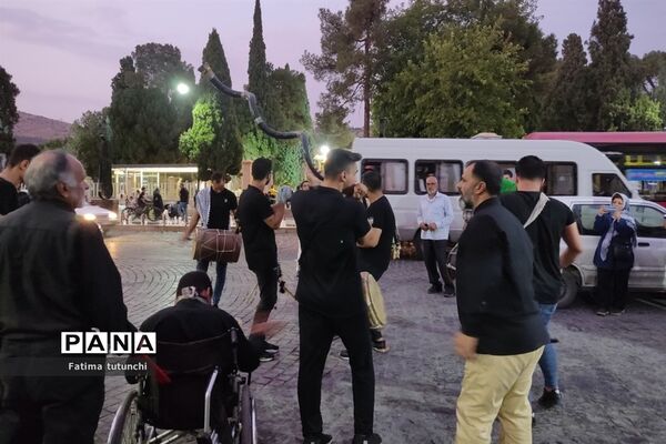 آیین‌ سنج و دمام‌زنی در شب هفتم محرم در جوار آرامگاه حافظ در شیراز