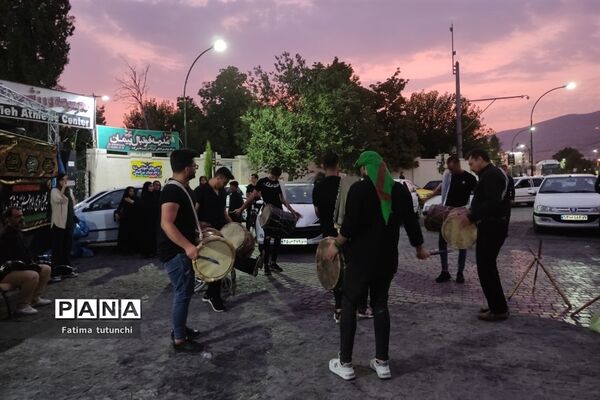 آیین‌ سنج و دمام‌زنی در شب هفتم محرم در جوار آرامگاه حافظ در شیراز