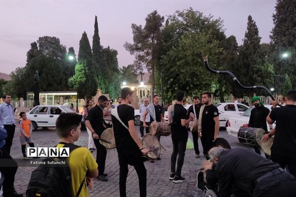 آیین‌ سنج و دمام‌زنی در شب هفتم محرم در جوار آرامگاه حافظ در شیراز