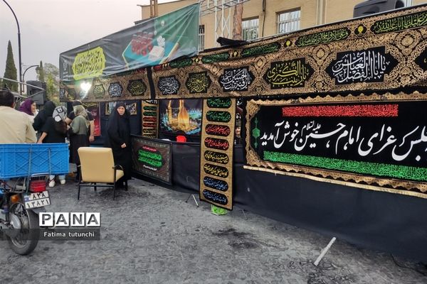 آیین‌ سنج و دمام‌زنی در شب هفتم محرم در جوار آرامگاه حافظ در شیراز