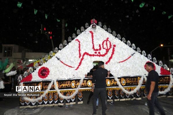 دسته های زنجیر زنی در شب تاسوعای حسینی در شهر قیامدشت