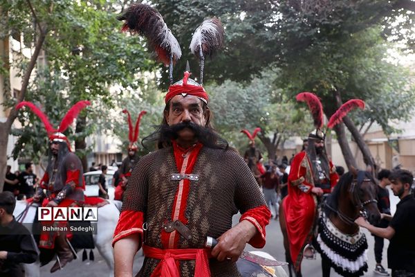 کاروان نمادین کربلا در روز تاسوعای حسینی در اصفهان