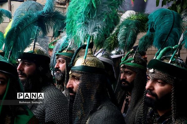 کاروان نمادین کربلا در روز تاسوعای حسینی در اصفهان