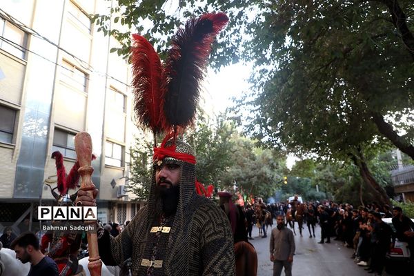 کاروان نمادین کربلا در روز تاسوعای حسینی در اصفهان