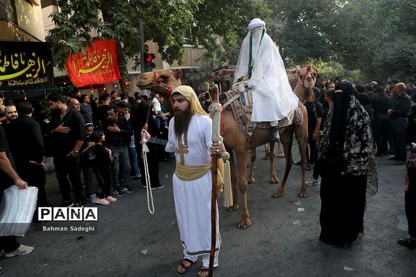 کاروان نمادین کربلا در روز تاسوعای حسینی در اصفهان