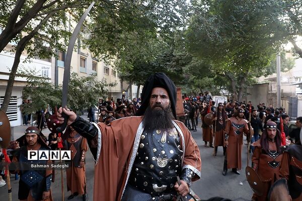 کاروان نمادین کربلا در روز تاسوعای حسینی در اصفهان