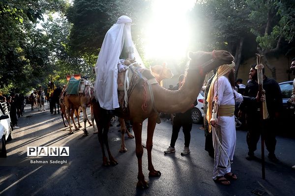 کاروان نمادین کربلا در روز تاسوعای حسینی در اصفهان