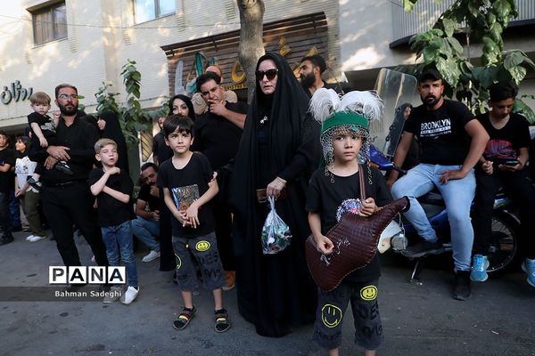 کاروان نمادین کربلا در روز تاسوعای حسینی در اصفهان