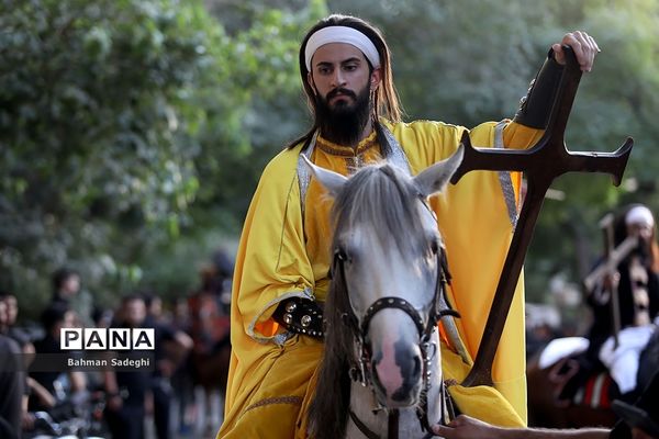 کاروان نمادین کربلا در روز تاسوعای حسینی در اصفهان