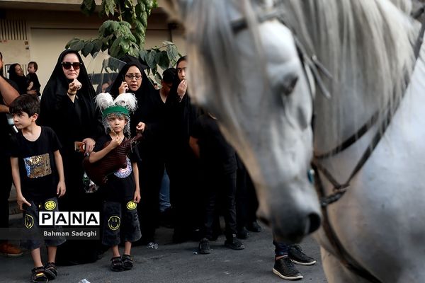 کاروان نمادین کربلا در روز تاسوعای حسینی در اصفهان